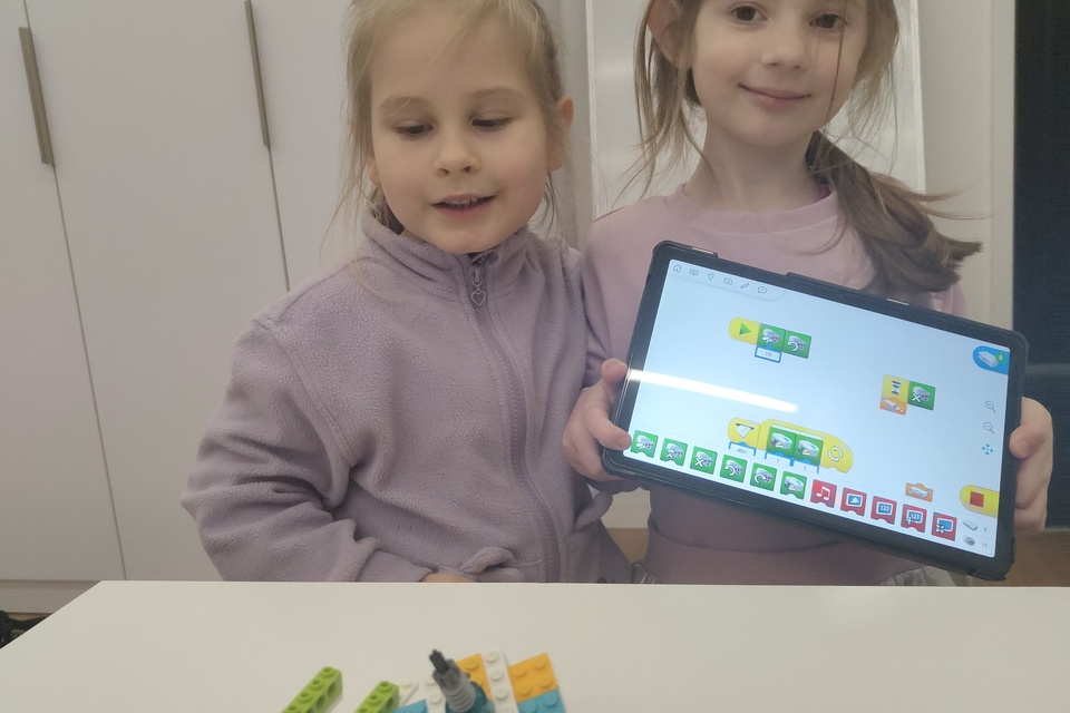 Dvojice dětí u rozestavěného robota LEGO WeDo 2.0 s tabletem