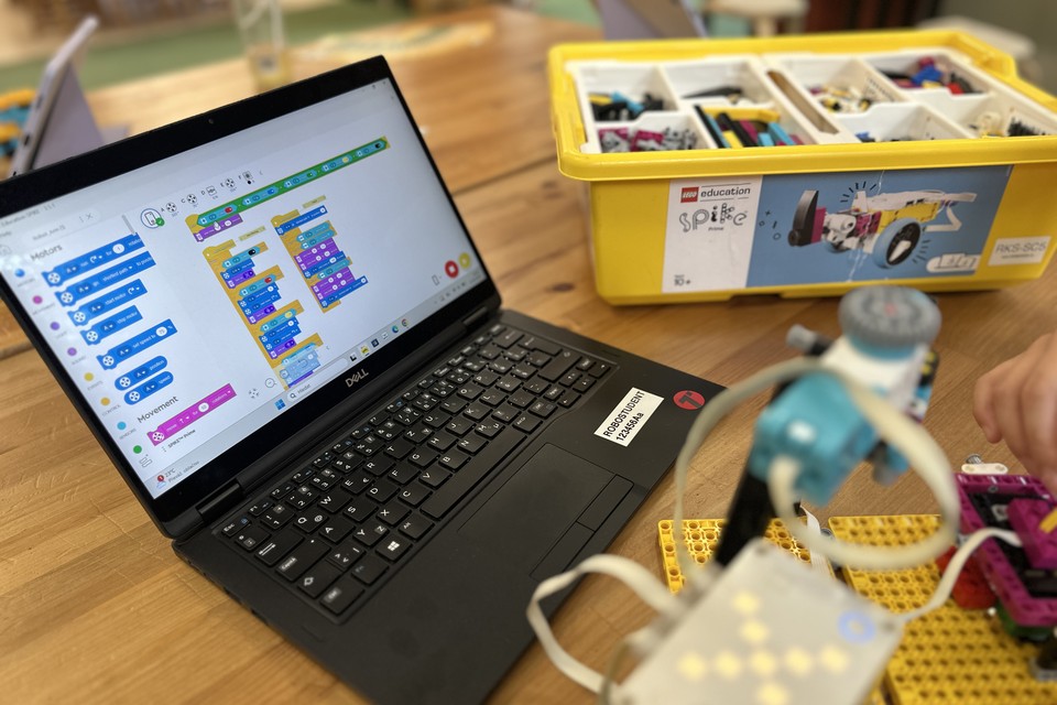 Snímek obrazovky programovacího prostředí SCRATCH s reálným programem